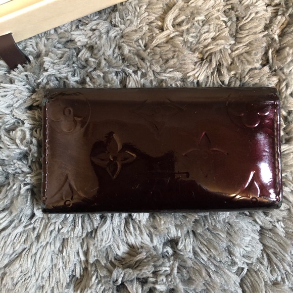 Louis Vuitton Vernis Monogram 4 Key Holder Burgundy, like new. - Picture 11 of 12
